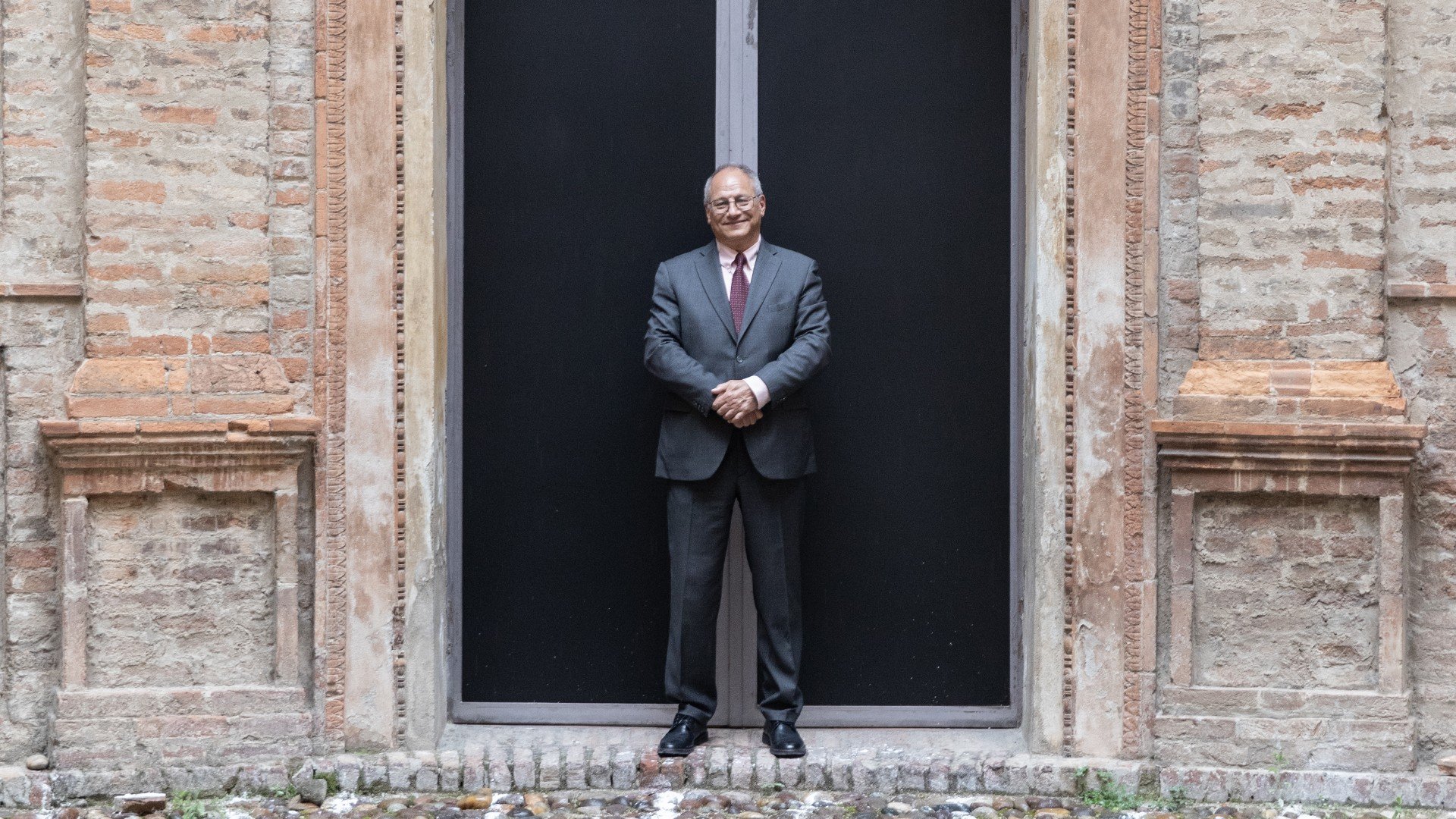 Federico Bucci con la Casa del Mantegna sullo sfondo.