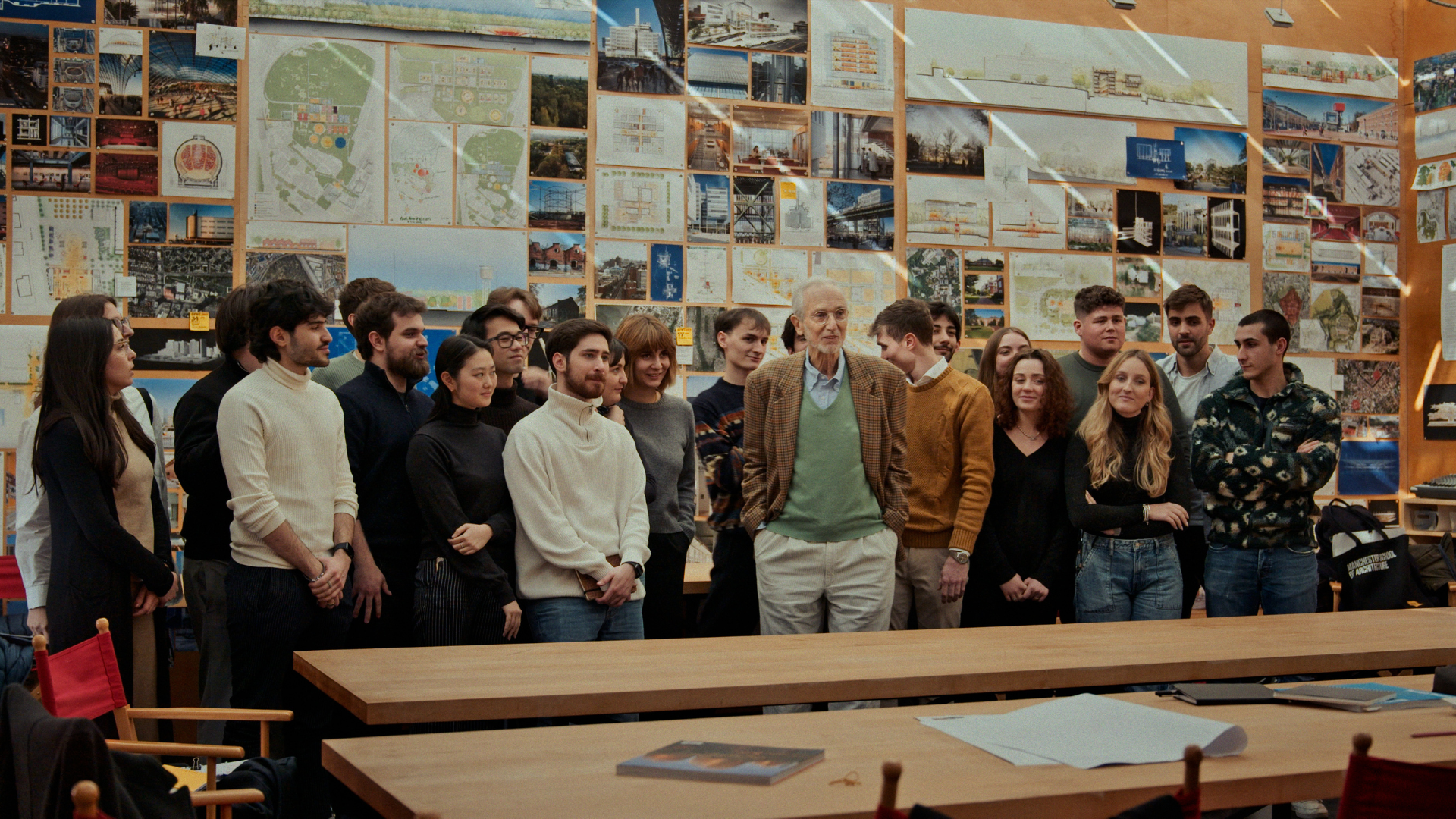 Renzo Piano in piedi attorniato da studenti 